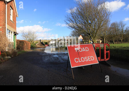 Moulton, Suffolk. 27 Jan, 2013. L'ancien pont à cheval à Moulton, Suffolk, se tient sur sa ford inondées. La neige récente est en train de fondre, ce qui augmente les niveaux d'eau dans les rivières de la région. Banque D'Images