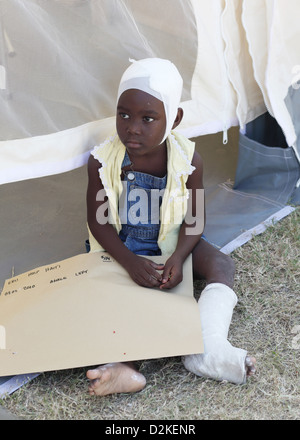 Carrefour, Haïti, une fille avec une tête bandée et jambe dans le plâtre Banque D'Images