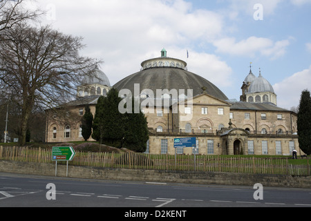 Le bâtiment Devonshire Dome abrite l'Université de Derby à Buxton Derbyshire Angleterre. Enseignement supérieur Banque D'Images