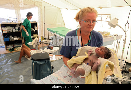 Carrefour, Haïti, sage-femme ayant des nouveau-nés dans la paroisse mère-enfant Banque D'Images