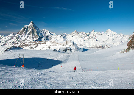 Ski et remontées mécaniques en face du Cervin Banque D'Images