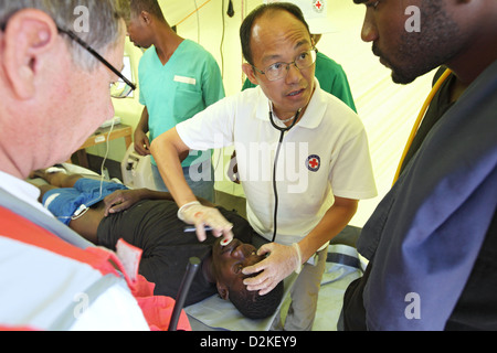 Carrefour, Haïti un médecin de Hong Kong dans le traitement d'un patient Banque D'Images