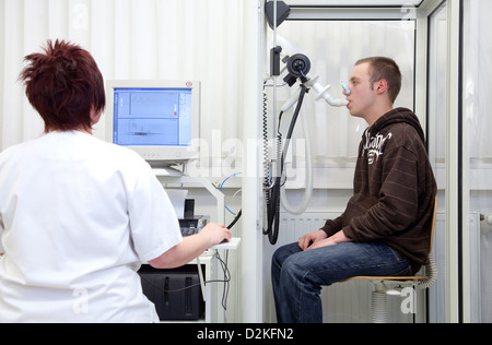 Essen, Allemagne, le patient test de fonction pulmonaire à l'hôpital Banque D'Images