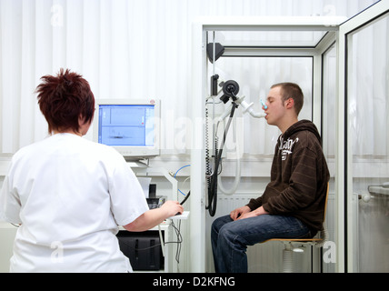 Essen, Allemagne, le patient test de fonction pulmonaire à l'hôpital Banque D'Images