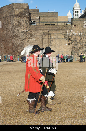 La guerre civile anglaise des défilés de la société dans le centre de Londres pour marquer l'anniversaire de l'exécution du Roi Charles I en 1649 Banque D'Images