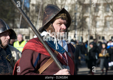 La guerre civile anglaise des défilés de la société dans le centre de Londres pour marquer l'anniversaire de l'exécution du Roi Charles I en 1649 Banque D'Images