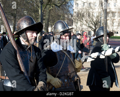 La guerre civile anglaise des défilés de la société dans le centre de Londres pour marquer l'anniversaire de l'exécution du Roi Charles I en 1649 Banque D'Images