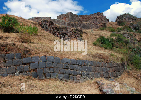 Les murs incas à la forteresse en ruines de Pisac dans la Vallée Sacrée, Pérou Banque D'Images