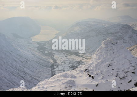 Couverts de neige sur Cairn Westmorland Grand Gable en hiver, avec Wasdale et Wastwater dans l'arrière-plan Banque D'Images