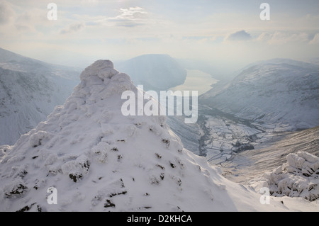 Couverts de neige sur Cairn Westmorland Grand Gable en hiver, avec Wasdale et Wastwater dans l'arrière-plan Banque D'Images