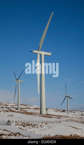 Turbines éoliennes éloignées de 32 mégawatts de Drumderg en hiver. Éoliennes, Scottish & Southern Energy, Drumderg Hill, Alyth, Perthsh Banque D'Images