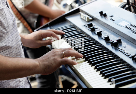 L'homme joue sur un piano électrique Banque D'Images