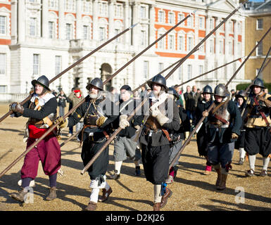 Londres, Royaume-Uni. 27 Jan, 2013. Les membres de la guerre civile anglaise Society se réunissent à Londres la guerre civile anglaise reenactors laisser Horse Guards Parade après avoir assisté à un service de commémoration de l'exécution du roi Charles I. Photographe : Gordon 1928 Banque D'Images