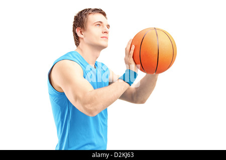 Un jeune joueur de basket-ball Basket-ball tir contre isolé sur fond blanc Banque D'Images