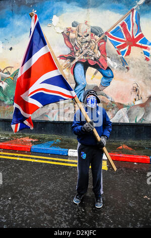 27 janvier 2013, à Londonderry, en Irlande du Nord. Un jeune garçon protestant détient un drapeau de l'Union devant un mur murale, copié à partir de l'Iron Maiden album 'The Trooper'. Banque D'Images