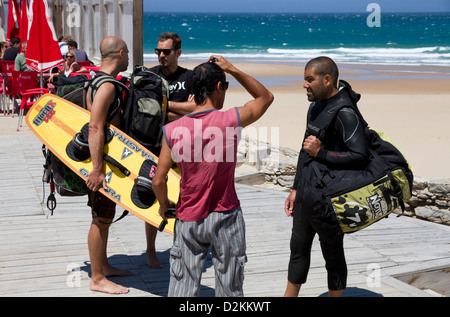 Kiteboarders, la plage de Guincho, Cascais, Côte de Lisbonne, Portugal, Estremadura Banque D'Images