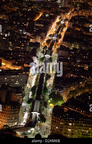 Rue du rocher avec des stations de métro Sèvres-Lecourbe, Cambronne et Dupleix à Paris la nuit Banque D'Images