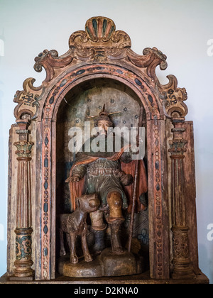 Un saint en bois polychrome statue de San Roque dans un musée de l'église de Santa María de Fe, Paraguay Banque D'Images