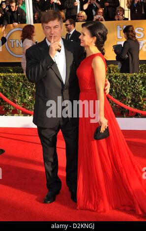 Los Angeles, Californie. 27 janvier 2013. Alec Baldwin, Hilaria Thomas aux arrivées de 19e édition des Screen Actors Guild Awards 2013, SAG Shrine Auditorium, Los Angeles, CA, le 27 janvier 2013. Photo par : Elizabeth Goodenough/Everett Collection/ Alamy Live News Banque D'Images