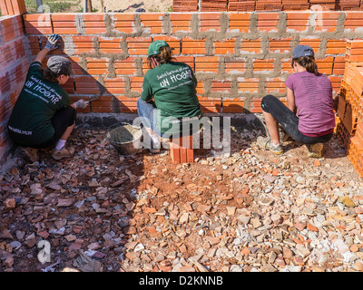 Un groupe de femmes volontaires internationaux travaillent sur une maison Habitat pour l'humanité en chantier, Luque Paraguay. Banque D'Images