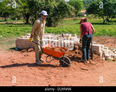 Deux volontaires internationaux pour Habitat pour l'humanité le travail sur un chantier de construction de maison, Luque Paraguay. Banque D'Images