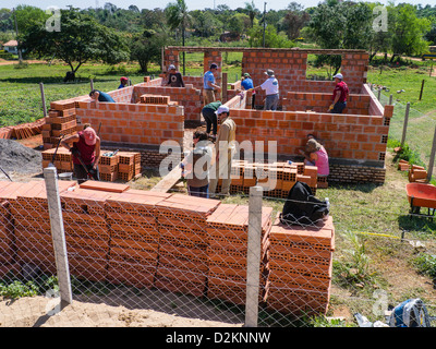 Un groupe de volontaires internationaux travaillent sur une maison Habitat pour l'humanité en chantier, Luque Paraguay. Banque D'Images