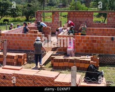 Un groupe de volontaires internationaux travaillent sur une maison Habitat pour l'humanité en chantier, Luque Paraguay. Banque D'Images