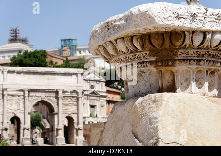 Forum romain. Voir l'un oeuf et dart fragment de l'Arc de triomphe de Septime Sévère (Arco di Settimio Severo) Banque D'Images