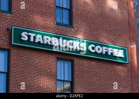 Signe de Starbucks sur mur de brique Banque D'Images