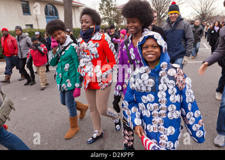 African American girls wearing Obama Inauguration 2012 boutons - Washington, DC USA Banque D'Images