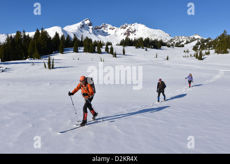 Ski de fond à travers un pré ci-dessous casse haut sommet en cascades de l'Oregon. Banque D'Images