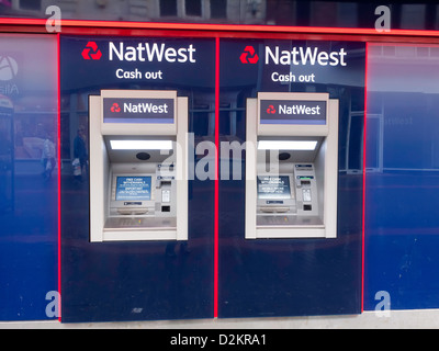 Deux Cash Machine distributeur automatique de trou dans le mur de guichet automatique de la Banque Natwest Banque D'Images