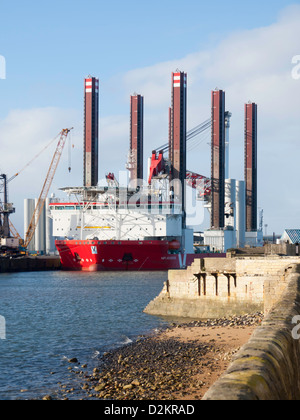 Navire à l'aide d'un cric de levage lourd Aventure MPI à Hartlepool harbour loading pièces durant la construction de la ferme éolienne de Redcar Banque D'Images