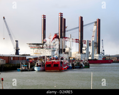 Navire à l'aide d'un cric de levage lourd Aventure MPI à Hartlepool harbour loading pièces durant la construction de la ferme éolienne de Redcar Banque D'Images