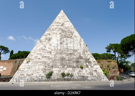 Rome. L'Italie. Vue de la pyramide égyptienne comme monument de Caius Cestius à Rome le quartier de Testaccio. Banque D'Images