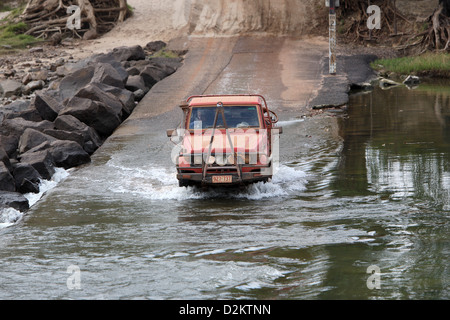 Camionnette traversant la rivière Alligator est à Cahill's crossing. Le Kakadu National Park, Territoire du Nord, Australie. Banque D'Images