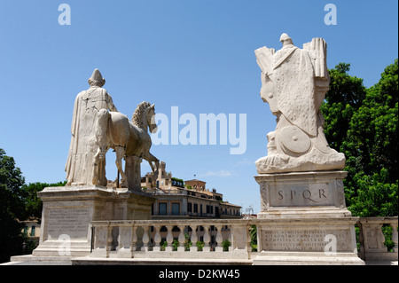 Rome. L'Italie. Statut de l'un des Dioscures, Les jumeaux Castor et Pollux sur la cordonata, l'escalier de la Place du Capitole Banque D'Images