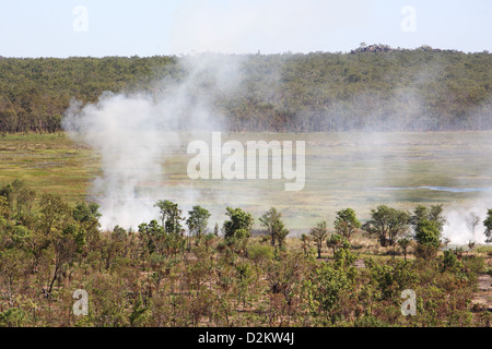 La saison froide contrôlée de brûler la végétation sèche. Le Kakadu National Park, Territoire du Nord, Australie. Banque D'Images