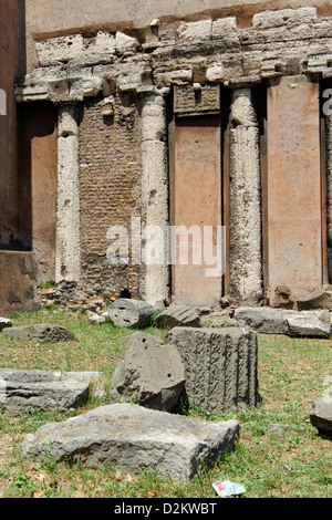 Rome Italie. Les colonnes romaines de la paroi latérale de la San Nicola in Carcere église dédiée à St Nicolas de Myre Grec Banque D'Images