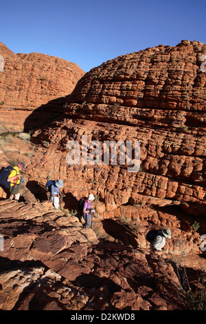 Les promeneurs sur Giles Track. Watarrka National Park, le Centre de l'Australie. Banque D'Images