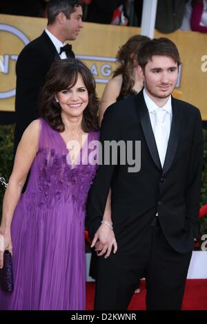 Los Angeles, USA. 27 janvier 2013. Actrice américaine Sally Field et son fils Sam Greisman arrivent à la 19e édition des Screen Actors Guild Awards Au Shrine Auditorium à Los Angeles, USA, le 27 janvier 2013. Photo : Hubert Boesl/ Alamy Live News Banque D'Images