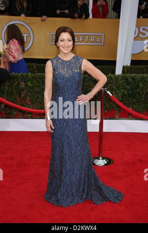 Los Angeles, USA. 27 janvier 2013. L'actrice Edie Falco nous arrive à la 19e édition des Screen Actors Guild Awards Au Shrine Auditorium à Los Angeles, USA, le 27 janvier 2013. Photo : Hubert Boesl/ Alamy Live News Banque D'Images