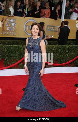 Los Angeles, USA. 27 janvier 2013. L'actrice Edie Falco nous arrive à la 19e édition des Screen Actors Guild Awards Au Shrine Auditorium à Los Angeles, USA, le 27 janvier 2013. Photo : Hubert Boesl/ Alamy Live News Banque D'Images