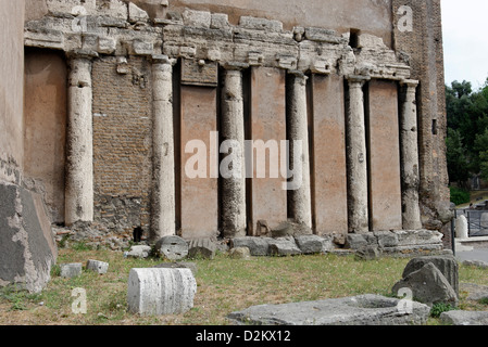 Rome Italie. Les colonnes romaines de la paroi latérale de la San Nicola in Carcere église dédiée à St Nicolas de Myre Grec Banque D'Images