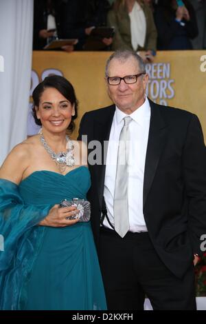 Los Angeles, USA. 27 janvier 2013. L'acteur américain Ed O'Neill et sa femme Catherine Rusoff arrivent à la 19e édition des Screen Actors Guild Awards Au Shrine Auditorium à Los Angeles, USA, le 27 janvier 2013. Photo : Hubert Boesl/ Alamy Live News Banque D'Images