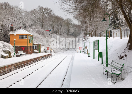 Recherche le long de la plate-forme et le signal fort à Medstead et quatre points, Hampshire, Angleterre dans la neige. Banque D'Images