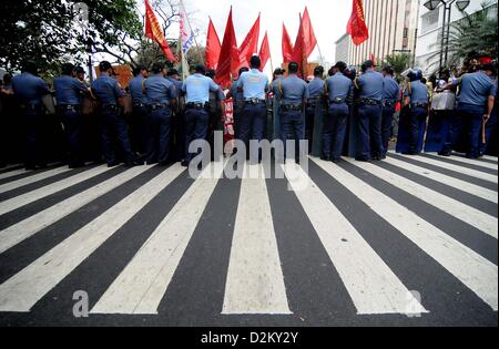 Manille, Philippines. 28 janvier 2013. Un : manifestation devant l'ambassade américaine à Manille, Philippines, le lundi 28 janvier, 2013. Des manifestants sont à demander l'abrogation de l'US-Philippines Visiting Forces Agreement au milieu d'opérations en cours pour supprimer un démineur de la marine américaine qui s'est échoué sur le récif de Tubbataha, un site du patrimoine mondial. Ezra Acayan / Alamy Live News Banque D'Images