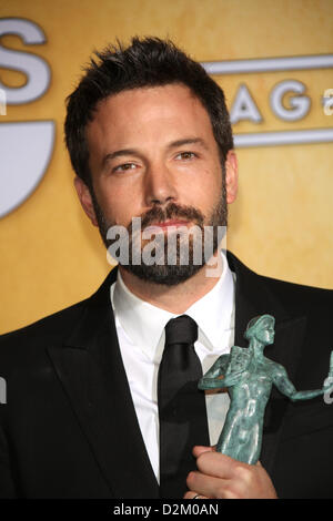 Los Angeles, USA. 27 janvier 2013. L'acteur américain / réalisateur / producteur Ben Affleck, gagnant d'exceptionnel d'un coulé dans un film pour "ARGO", pose dans la photo de presse de la 19e édition des Screen Actors Guild Awards Au Shrine Auditorium à Los Angeles, USA, le 27 janvier 2013. Photo : Hubert Boesl/ Alamy Live News Banque D'Images