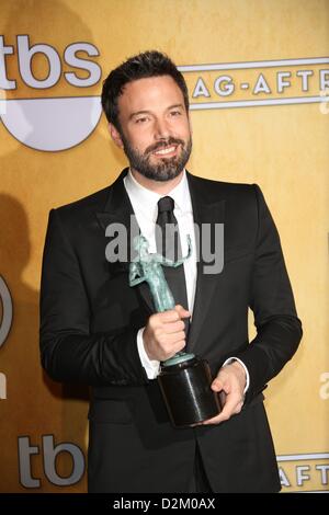 Los Angeles, USA. 27 janvier 2013. L'acteur américain / réalisateur / producteur Ben Affleck, gagnant d'exceptionnel d'un coulé dans un film pour "ARGO", pose dans la photo de presse de la 19e édition des Screen Actors Guild Awards Au Shrine Auditorium à Los Angeles, USA, le 27 janvier 2013. Photo : Hubert Boesl/ Alamy Live News Banque D'Images