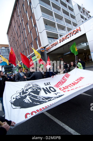 Organisation de jeunesse communiste marchant pendant le premier anniversaire de l'Roboski rallye massacre à Londres. Banque D'Images